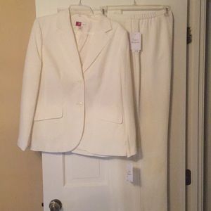 2 piece beautiful suit. Both pieces are lined.